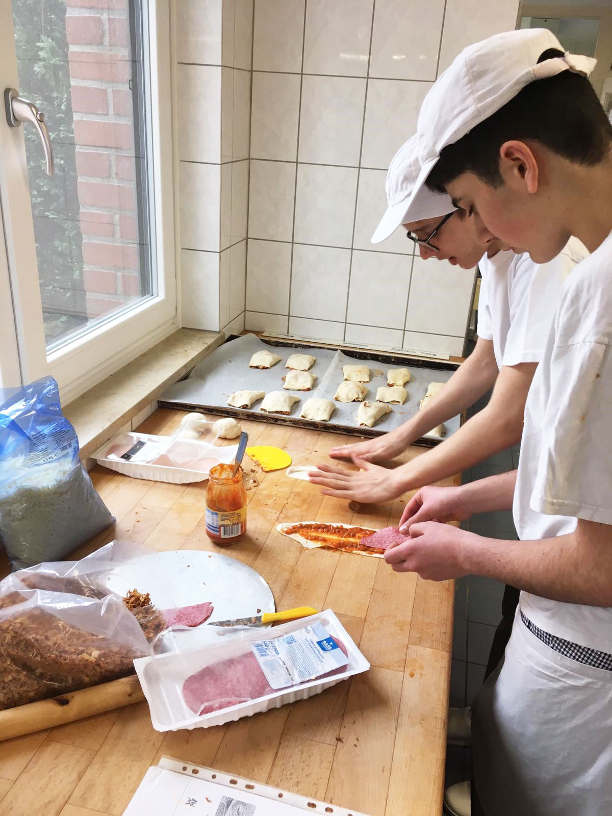 ESG-Berufsorientierung-Baecker Schüler backen Gebäck