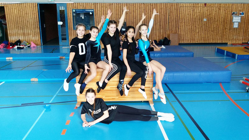 ESG-Sportklasse Gymnastik Schuelerinnen gemeinsam auf dem Bock