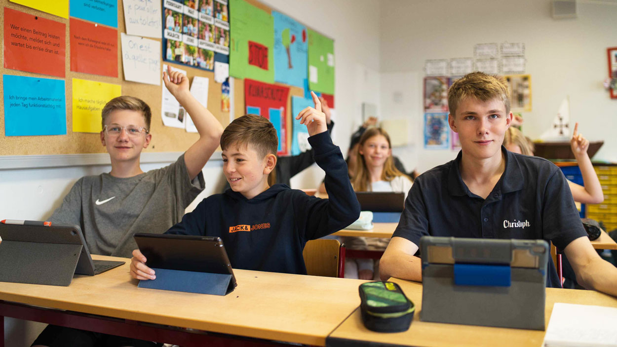 ESK-iPad-Klasse Schueler melden sich